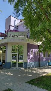 丘斯滕迪尔Бутик хотел ресторант брасери Сажитариус的前面有标志的建筑