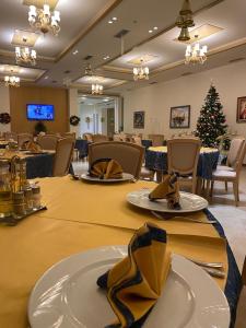 培拉特大白城酒店的一间用餐室,配有圣诞树和桌椅