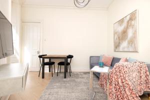 爱丁堡Modern flat in City Centre - For up to 3 guests的客厅配有沙发和桌子