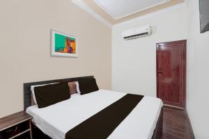密拉特OYO Hotel Maharaja Palace的卧室配有黑白床。