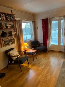 ValmenFamilievennlig bolig i Trysil的客厅配有椅子和桌子