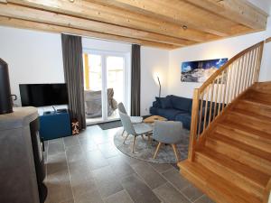 克查赫Luxurious Chalet in K tschach Mauthen near Ski Area的客厅设有楼梯和蓝色沙发