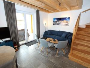 克查赫Luxurious Chalet in K tschach Mauthen near Ski Area的客厅配有蓝色的沙发和桌子
