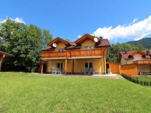 克查赫Luxurious Chalet in K tschach Mauthen near Ski Area的前面有绿色草坪的房子