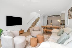 悉尼Tranquil Haven in Balmain的客厅配有白色家具和电视