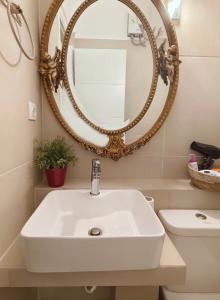 雅典Athens Vibe in Historic Center的浴室设有白色水槽和镜子