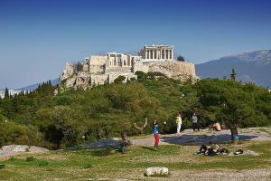 雅典Athens Vibe in Historic Center的一群人坐在一座城堡的小山上