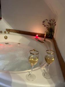 Civitella dʼAglianoYour luxury room Civitella的两杯葡萄酒,放在带蜡烛的浴缸内