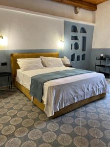 维科德尔加尔加诺GarganoMareBorghi ospitalità diffusa的一间卧室,卧室内配有一张大床