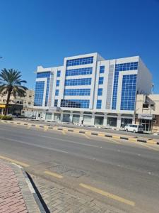 Al Fayşalīyahفندق روزميلون的道路一侧的大建筑