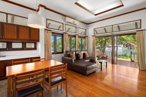 象岛Koh Chang Longstay Resort的客厅配有桌子和沙发