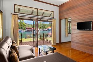 象岛Koh Chang Longstay Resort的带沙发和电视的客厅