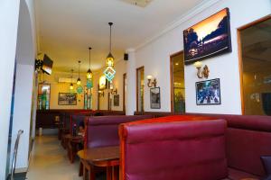 贾夫纳Tilko City Hotel Jaffna的一间用餐室,配有紫色的椅子和桌子