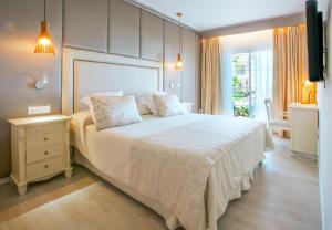 卡拉马奎达VIVA Cala Mesquida Resort & Spa的卧室设有一张白色大床和一扇窗户。
