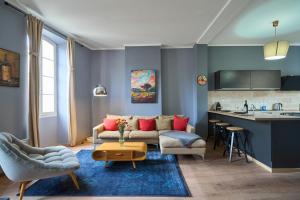 圣艾米隆Les Appartements de la Cadène的带沙发的客厅和厨房