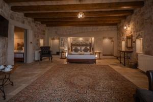 格雷梅阿伊迪尼尔岩洞酒店的一间位于地毯间的卧室