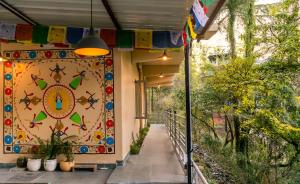 麦罗肯机Eevolve Dharamkot - An Eco Hostel的一座有五颜六色的墙的建筑,