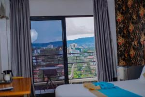 基加利Centric Hotel的酒店客房设有大窗户,享有美景。