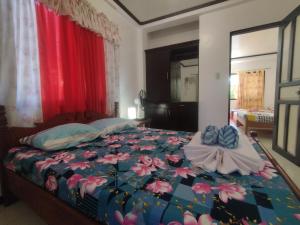 波尔多·格尼拉阿尼努安河滨住宿加早餐旅馆的一间卧室配有一张带鲜花的大床