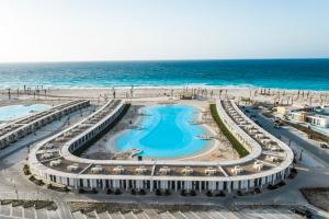 阿莱曼The G Hotel的海边的大型游泳池