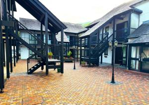安布尔塞德快赛德俱乐部酒店的庭院,带楼梯和长凳的建筑