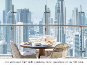 迪拜SLS Dubai Hotel & Residences的市景阳台桌子