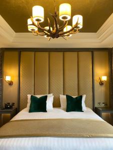 艾尔Brig o' Doon House Hotel的一间卧室配有一张带绿色枕头的大床