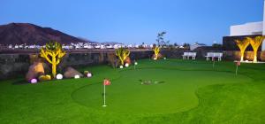 普拉亚布兰卡VILLA KARLA的绿色的高尔夫球场和高尔夫球手
