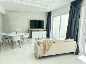 奥罗塞伊Smart Luxury Suites & Apartments的客厅配有沙发和桌子