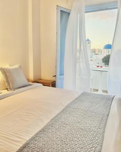 菲罗斯特法尼佛蒂尼别墅酒店的一间卧室设有一张床和一个大窗户