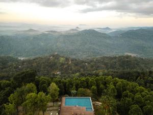康提Simpson's Forest Hotel的享有带游泳池的高山山谷的上方景色