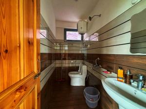 马拉里Kihala Homestay的一间带卫生间和水槽的浴室