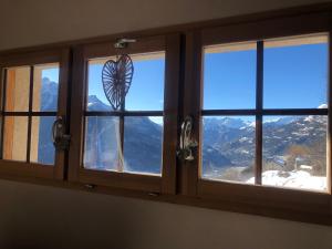 皮圣皮埃尔Chalet Mariabel的山景窗户。