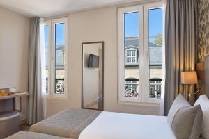 巴黎提姆酒店的酒店客房设有一张床和一个大窗户