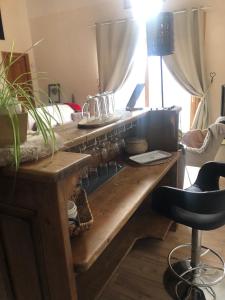皮圣皮埃尔Chalet Mariabel的厨房配有木制台面和椅子