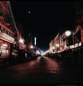 瓦拉纳西NAMO GUEST HOUSE的一条空荡荡荡的城市街道,晚上有圣诞灯