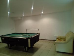 里加Great place的客房设有台球桌和沙发。