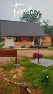 戈斯皮奇Kuća za odmor Antonija的小木屋前面有标志
