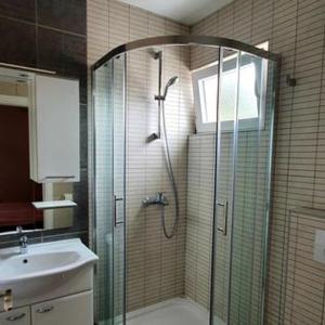 迪斯诺Apartments Perina的带淋浴和盥洗盆的浴室