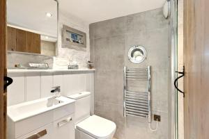 圣大卫Swn y Môr - 1 Bedroom Cottage - Whitesands的浴室配有卫生间、盥洗盆和淋浴。