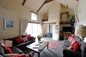 圣大卫Upper Porthmawr - 5 Bedroom Cottage - Whitesands的带沙发和咖啡桌的客厅