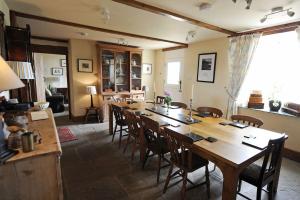 圣大卫Upper Porthmawr - 5 Bedroom Cottage - Whitesands的用餐室配有大型木桌和椅子