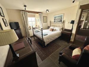 圣大卫Upper Porthmawr - 5 Bedroom Cottage - Whitesands的一间卧室配有一张床和一张沙发