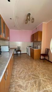 ЖК «Нурсая»的厨房或小厨房