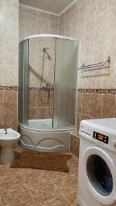 阿斯塔纳ЖК «Нурсая»的带淋浴和洗衣机的浴室