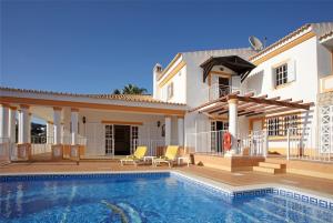 阿尔布费拉Villa Jumar的一座带游泳池和房子的别墅