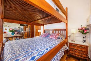 德阿Es Porcho的一间卧室配有一张木床和木架