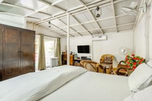 新德里Cp Villa - Rooms with Patio的一间卧室设有一张床和一间客厅。