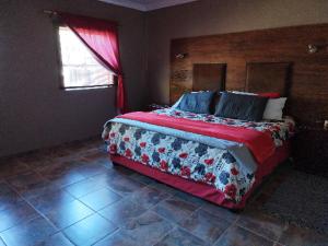 CarletonvilleCarstens Cove的一间卧室配有一张带红色毯子的大床
