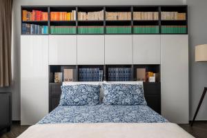 弗利Vista Sulle Colline的一间卧室配有一张带书墙的床